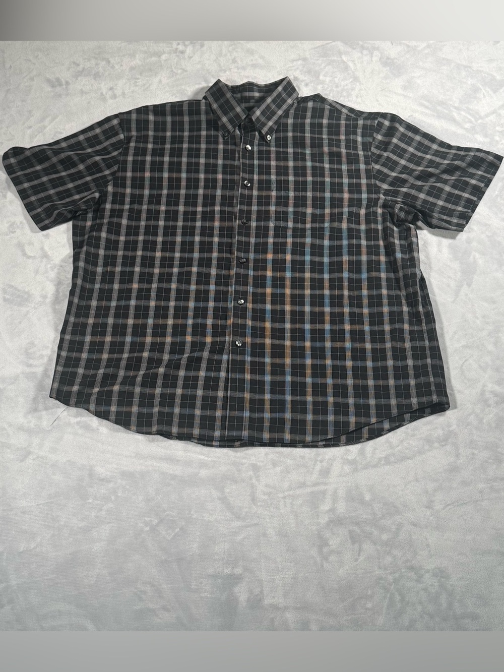 Van Heusen Mens XL 17-17.5 Black Plaid Button Front Shirt Short Sleeve